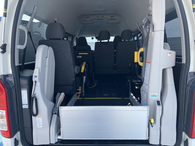 ハイエースバン ウェルキャブBタイプ 4WD ディーゼルターボ トヨタセーフティセンス 車いす用固定装置2基 リモコン付き電動スイングアームリフト オートステップ 手摺り バックカメラ ディスプレイオーディオ ドライブレコーダー キーレス(11枚目)