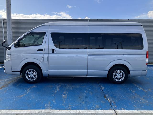 ハイエースコミューター スーパーロングＧＬ　４ＷＤ　車いす用固定装置４基　リヤリフト　オートステップ　出てくる手摺り　パワースライドドア　純正ナビ・ＴＶ　バックカメラ　純正ドラレコ　ＥＴＣ　エンジンスターター　ＧＰＳ＆レーダー探知機　社外ＡＷ（6枚目）