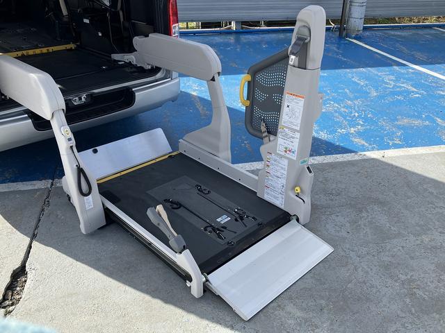 ハイエースコミューター スーパーロングＧＬ　４ＷＤ　車いす用固定装置４基　リヤリフト　オートステップ　出てくる手摺り　パワースライドドア　純正ナビ・ＴＶ　バックカメラ　純正ドラレコ　ＥＴＣ　エンジンスターター　ＧＰＳ＆レーダー探知機　社外ＡＷ（9枚目）