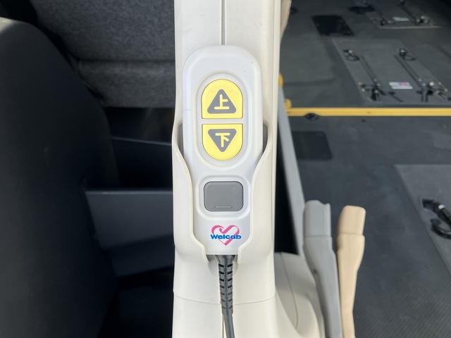 ハイエースコミューター スーパーロングＧＬ　４ＷＤ　車いす用固定装置４基　リヤリフト　オートステップ　出てくる手摺り　パワースライドドア　純正ナビ・ＴＶ　バックカメラ　純正ドラレコ　ＥＴＣ　エンジンスターター　ＧＰＳ＆レーダー探知機　社外ＡＷ（10枚目）
