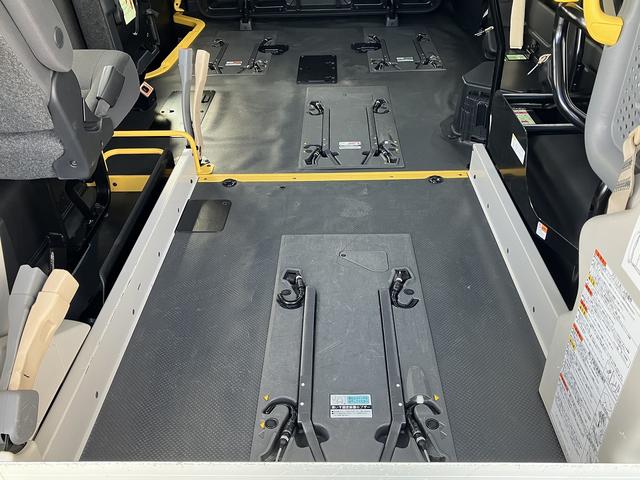 ハイエースコミューター スーパーロングＧＬ　４ＷＤ　車いす用固定装置４基　リヤリフト　オートステップ　出てくる手摺り　パワースライドドア　純正ナビ・ＴＶ　バックカメラ　純正ドラレコ　ＥＴＣ　エンジンスターター　ＧＰＳ＆レーダー探知機　社外ＡＷ（14枚目）