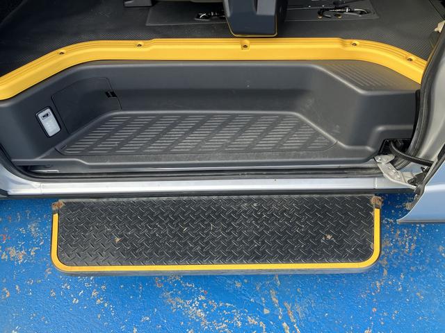 ハイエースコミューター スーパーロングＧＬ　４ＷＤ　車いす用固定装置４基　リヤリフト　オートステップ　出てくる手摺り　パワースライドドア　純正ナビ・ＴＶ　バックカメラ　純正ドラレコ　ＥＴＣ　エンジンスターター　ＧＰＳ＆レーダー探知機　社外ＡＷ（15枚目）