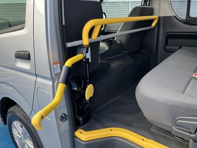 ハイエースコミューター スーパーロングＧＬ　４ＷＤ　車いす用固定装置４基　リヤリフト　オートステップ　出てくる手摺り　パワースライドドア　純正ナビ・ＴＶ　バックカメラ　純正ドラレコ　ＥＴＣ　エンジンスターター　ＧＰＳ＆レーダー探知機　社外ＡＷ（16枚目）