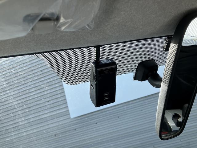 ハイエースコミューター スーパーロングＧＬ　４ＷＤ　車いす用固定装置４基　リヤリフト　オートステップ　出てくる手摺り　パワースライドドア　純正ナビ・ＴＶ　バックカメラ　純正ドラレコ　ＥＴＣ　エンジンスターター　ＧＰＳ＆レーダー探知機　社外ＡＷ（24枚目）