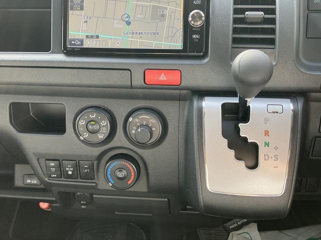 ハイエースコミューター スーパーロングＧＬ　４ＷＤ　車いす用固定装置４基　リヤリフト　オートステップ　出てくる手摺り　パワースライドドア　純正ナビ・ＴＶ　バックカメラ　純正ドラレコ　ＥＴＣ　エンジンスターター　ＧＰＳ＆レーダー探知機　社外ＡＷ（28枚目）
