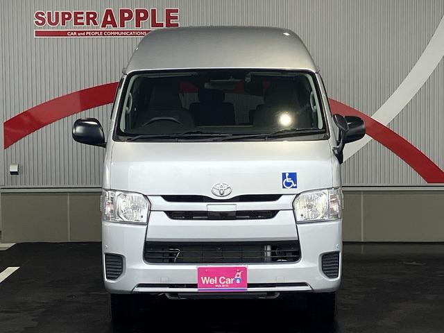 ハイエースバン ウェルキャブＢタイプ　４ＷＤ　ディーゼルターボ　トヨタセーフティセンス　車いす用固定装置２基　リモコン付き電動スイングアームリフト　オートステップ　手摺り　純正ナビ・ＴＶ　バックカメラ　純正ドライブレコーダー　キーレス（3枚目）