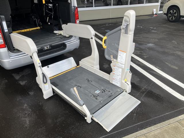 ハイエースバン ウェルキャブＢタイプ　４ＷＤ　ディーゼルターボ　トヨタセーフティセンス　車いす用固定装置２基　リモコン付き電動スイングアームリフト　オートステップ　手摺り　純正ナビ・ＴＶ　バックカメラ　純正ドライブレコーダー　キーレス（9枚目）