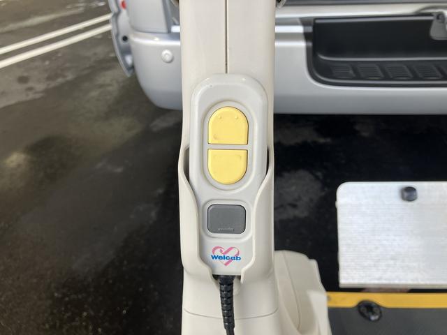 ハイエースバン ウェルキャブＢタイプ　４ＷＤ　ディーゼルターボ　トヨタセーフティセンス　車いす用固定装置２基　リモコン付き電動スイングアームリフト　オートステップ　手摺り　純正ナビ・ＴＶ　バックカメラ　純正ドライブレコーダー　キーレス（10枚目）
