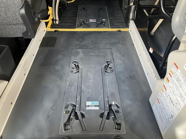 ハイエースバン ウェルキャブＢタイプ　４ＷＤ　ディーゼルターボ　トヨタセーフティセンス　車いす用固定装置２基　リモコン付き電動スイングアームリフト　オートステップ　手摺り　純正ナビ・ＴＶ　バックカメラ　純正ドライブレコーダー　キーレス（12枚目）