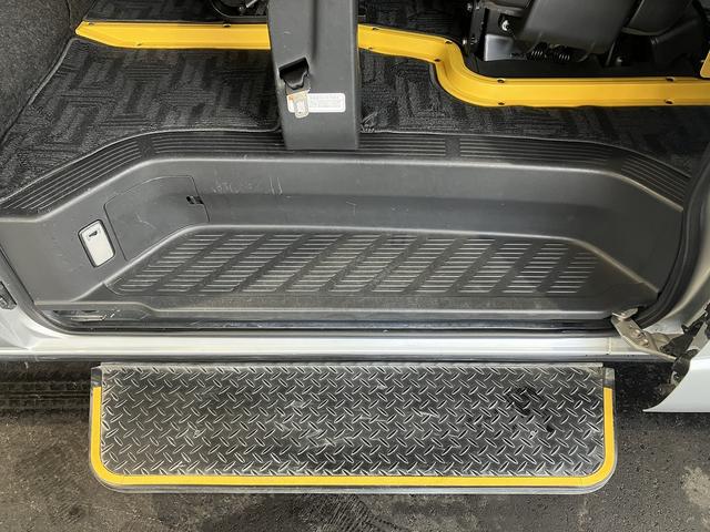 ハイエースバン ウェルキャブＢタイプ　４ＷＤ　ディーゼルターボ　トヨタセーフティセンス　車いす用固定装置２基　リモコン付き電動スイングアームリフト　オートステップ　手摺り　純正ナビ・ＴＶ　バックカメラ　純正ドライブレコーダー　キーレス（14枚目）