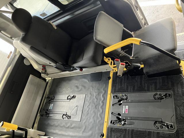 ハイエースバン ウェルキャブＢタイプ　４ＷＤ　ディーゼルターボ　トヨタセーフティセンス　車いす用固定装置２基　リモコン付き電動スイングアームリフト　オートステップ　手摺り　純正ナビ・ＴＶ　バックカメラ　純正ドライブレコーダー　キーレス（17枚目）