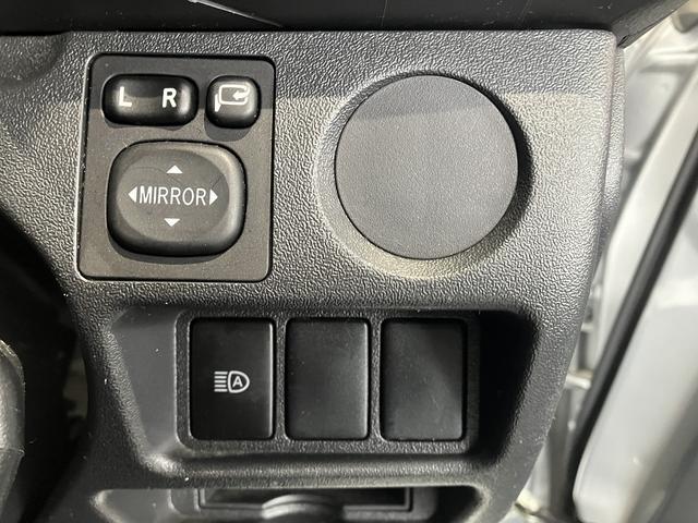 ハイエースバン ウェルキャブＢタイプ　４ＷＤ　ディーゼルターボ　トヨタセーフティセンス　車いす用固定装置２基　リモコン付き電動スイングアームリフト　オートステップ　手摺り　純正ナビ・ＴＶ　バックカメラ　純正ドライブレコーダー　キーレス（21枚目）