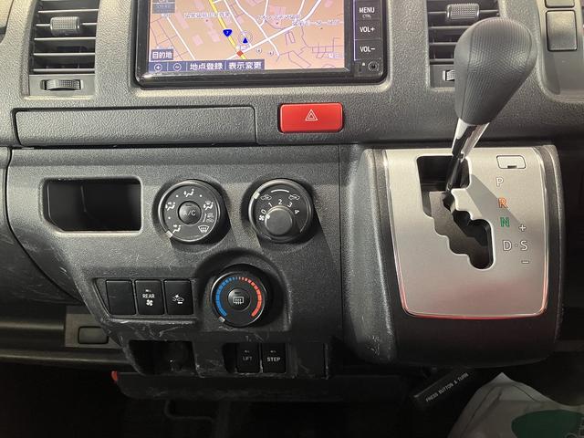 ハイエースバン ウェルキャブＢタイプ　４ＷＤ　ディーゼルターボ　トヨタセーフティセンス　車いす用固定装置２基　リモコン付き電動スイングアームリフト　オートステップ　手摺り　純正ナビ・ＴＶ　バックカメラ　純正ドライブレコーダー　キーレス（27枚目）