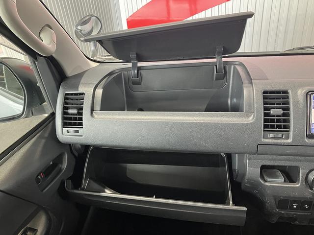 ハイエースバン ウェルキャブＢタイプ　４ＷＤ　ディーゼルターボ　トヨタセーフティセンス　車いす用固定装置２基　リモコン付き電動スイングアームリフト　オートステップ　手摺り　純正ナビ・ＴＶ　バックカメラ　純正ドライブレコーダー　キーレス（28枚目）