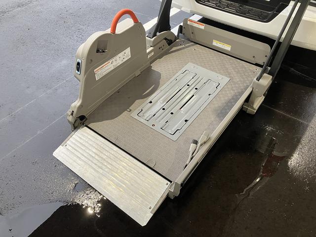 ＮＶ３５０キャラバンバン チェアキャブ車いす２名仕様　４ＷＤ　ディーゼルターボ　車いす用固定装置２基　リヤアームリフト　オートステップ　手摺り　３６０度アラウンドビューモニター　社外ナビ・ＴＶ　ＥＴＣ　社外エンスタ　ＬＥＤライト・ルームランプ（9枚目）