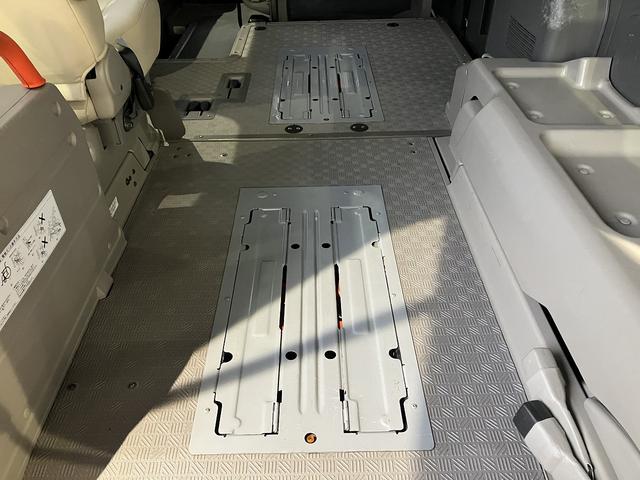 ＮＶ３５０キャラバンバン チェアキャブ車いす２名仕様　４ＷＤ　ディーゼルターボ　車いす用固定装置２基　リヤアームリフト　オートステップ　手摺り　３６０度アラウンドビューモニター　社外ナビ・ＴＶ　ＥＴＣ　社外エンスタ　ＬＥＤライト・ルームランプ（12枚目）