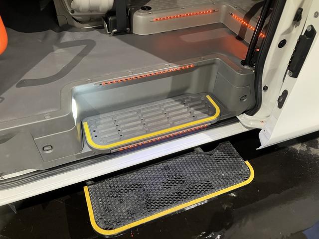 ＮＶ３５０キャラバンバン チェアキャブ車いす２名仕様　４ＷＤ　ディーゼルターボ　車いす用固定装置２基　リヤアームリフト　オートステップ　手摺り　３６０度アラウンドビューモニター　社外ナビ・ＴＶ　ＥＴＣ　社外エンスタ　ＬＥＤライト・ルームランプ（13枚目）