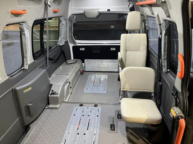 ＮＶ３５０キャラバンバン チェアキャブ車いす２名仕様　４ＷＤ　ディーゼルターボ　車いす用固定装置２基　リヤアームリフト　オートステップ　手摺り　３６０度アラウンドビューモニター　社外ナビ・ＴＶ　ＥＴＣ　社外エンスタ　ＬＥＤライト・ルームランプ（16枚目）
