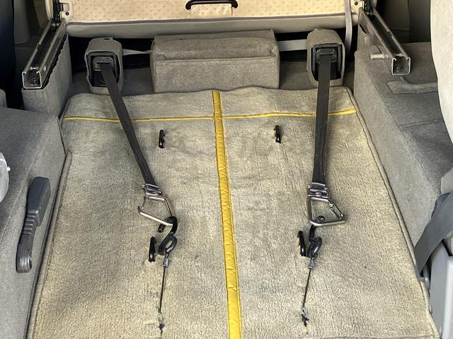 電動ウィンチと下部のフックは車イス乗車後に固定する装置になります。