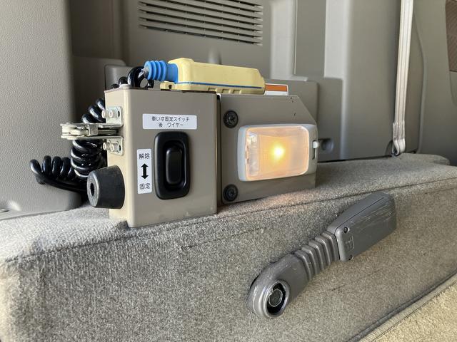 荷台下部にはランプがあり、夜間車いすを乗せた際も足元を確認出来ます。