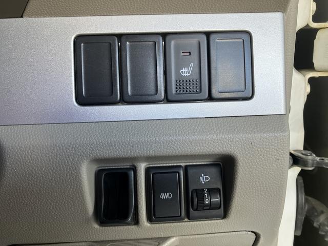 シートヒーター、２ＷＤ⇔４ＷＤ切り替えスイッチです。