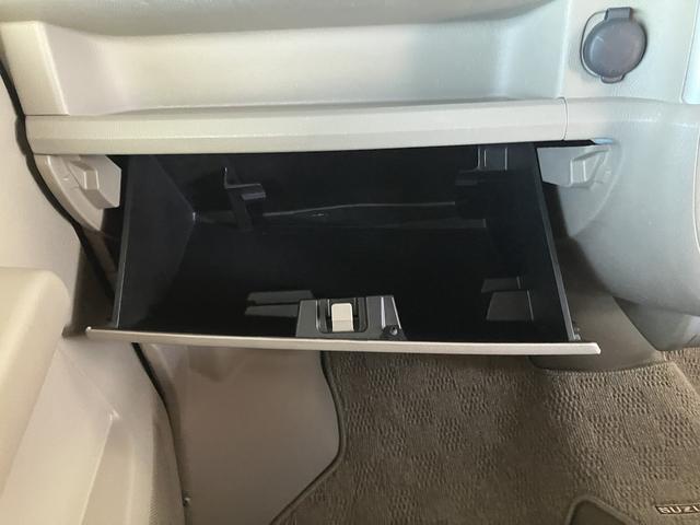 広々としたグローブボックスです。