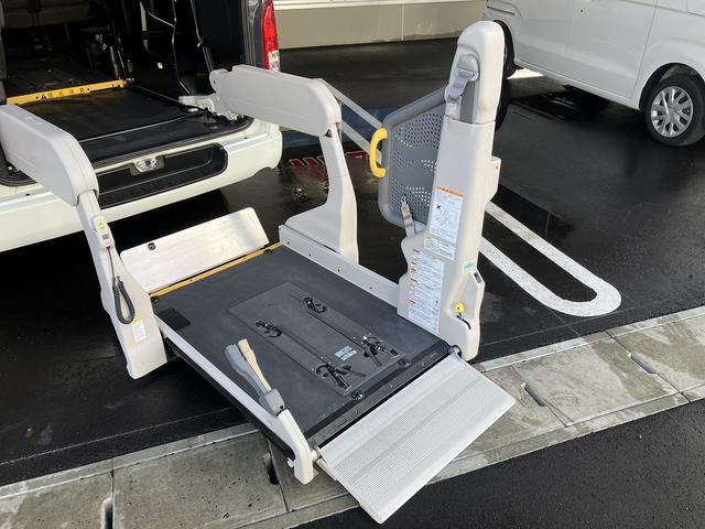 ハイエースバン ウェルキャブBタイプ 4WD ディーゼルターボ トヨタセーフティセンス 車いす用固定装置2基 リモコン付き電動スイングアームリフト オートステップ 手摺り 純正ナビ ワンセグTV バックカメラ ドライブレコーダー キーレス(9枚目)