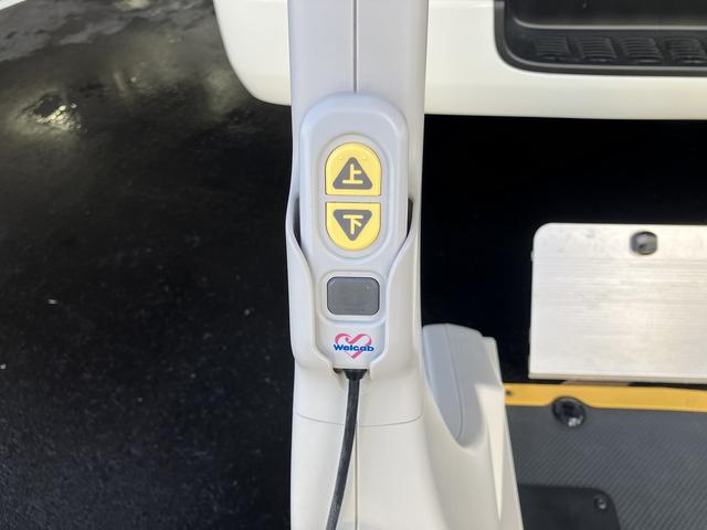 ハイエースバン ウェルキャブBタイプ 4WD ディーゼルターボ トヨタセーフティセンス 車いす用固定装置2基 リモコン付き電動スイングアームリフト オートステップ 手摺り 純正ナビ ワンセグTV バックカメラ ドライブレコーダー キーレス(10枚目)