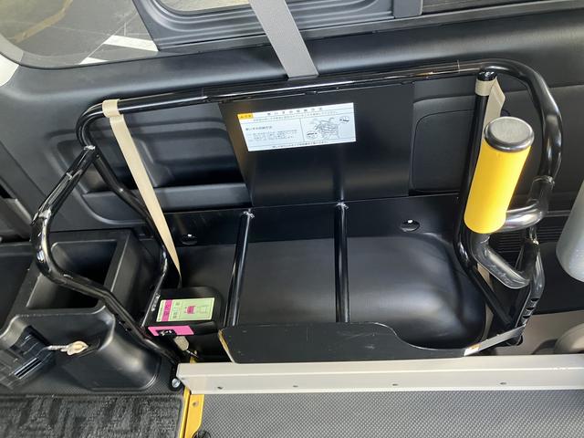 ハイエースバン ウェルキャブBタイプ 4WD ディーゼルターボ トヨタセーフティセンス 車いす用固定装置2基 リモコン付き電動スイングアームリフト オートステップ 手摺り 純正ナビ ワンセグTV バックカメラ ドライブレコーダー キーレス(13枚目)