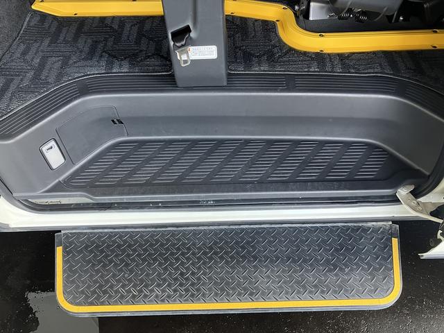 ハイエースバン ウェルキャブBタイプ 4WD ディーゼルターボ トヨタセーフティセンス 車いす用固定装置2基 リモコン付き電動スイングアームリフト オートステップ 手摺り 純正ナビ ワンセグTV バックカメラ ドライブレコーダー キーレス(14枚目)