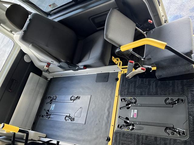 ハイエースバン ウェルキャブBタイプ 4WD ディーゼルターボ トヨタセーフティセンス 車いす用固定装置2基 リモコン付き電動スイングアームリフト オートステップ 手摺り 純正ナビ ワンセグTV バックカメラ ドライブレコーダー キーレス(17枚目)