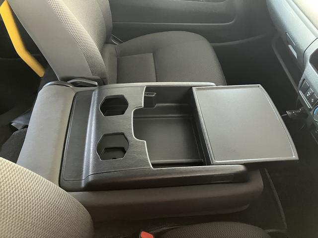 ハイエースバン ウェルキャブBタイプ 4WD ディーゼルターボ トヨタセーフティセンス 車いす用固定装置2基 リモコン付き電動スイングアームリフト オートステップ 手摺り 純正ナビ ワンセグTV バックカメラ ドライブレコーダー キーレス(31枚目)