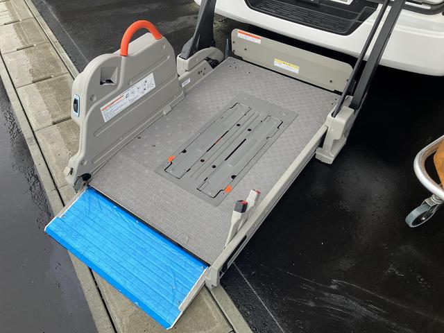 NV350キャラバンバン チェアキャブ車いす1+1名仕様 4WD 車いす用固定装置2基 リヤアームリフト ストレッチャー付属 ストレッチャー固定装置 酸素ボンベ固定金具 点滴フック オートステップ 手摺り パワースライドドア アラウンドビューモニター(9枚目)