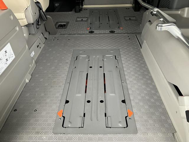 NV350キャラバンバン チェアキャブ車いす1+1名仕様 4WD 車いす用固定装置2基 リヤアームリフト ストレッチャー付属 ストレッチャー固定装置 酸素ボンベ固定金具 点滴フック オートステップ 手摺り パワースライドドア アラウンドビューモニター(13枚目)