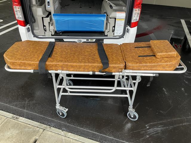NV350キャラバンバン チェアキャブ車いす1+1名仕様 4WD 車いす用固定装置2基 リヤアームリフト ストレッチャー付属 ストレッチャー固定装置 酸素ボンベ固定金具 点滴フック オートステップ 手摺り パワースライドドア アラウンドビューモニター(14枚目)