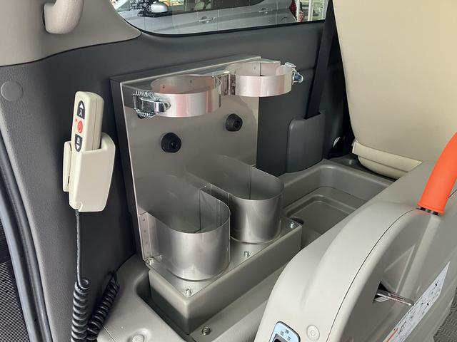 NV350キャラバンバン チェアキャブ車いす1+1名仕様 4WD 車いす用固定装置2基 リヤアームリフト ストレッチャー付属 ストレッチャー固定装置 酸素ボンベ固定金具 点滴フック オートステップ 手摺り パワースライドドア アラウンドビューモニター(16枚目)