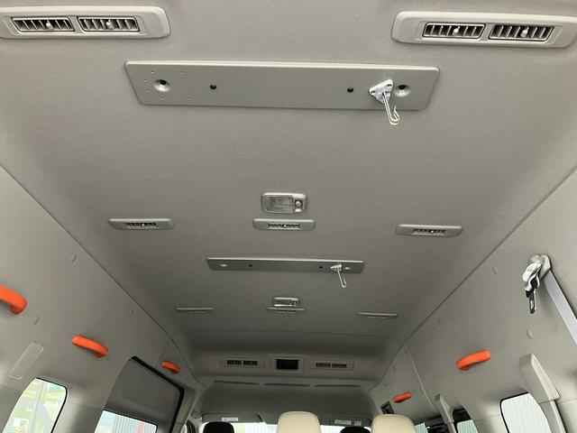 NV350キャラバンバン チェアキャブ車いす1+1名仕様 4WD 車いす用固定装置2基 リヤアームリフト ストレッチャー付属 ストレッチャー固定装置 酸素ボンベ固定金具 点滴フック オートステップ 手摺り パワースライドドア アラウンドビューモニター(17枚目)