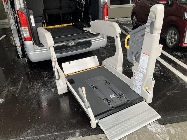 ハイエースバン 4WD トヨタセーフティセンス 車いす固定装置 リヤリフト オートステップ 手摺り パワースライドドア バックカメラ 純正ナビ ワンセグTV ドライブレコーダー ETC AC100Vコンセント(9枚目)