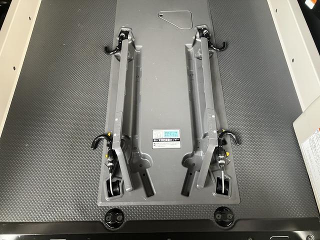 ハイエースバン 4WD トヨタセーフティセンス 車いす固定装置 リヤリフト オートステップ 手摺り パワースライドドア バックカメラ 純正ナビ ワンセグTV ドライブレコーダー ETC AC100Vコンセント(12枚目)