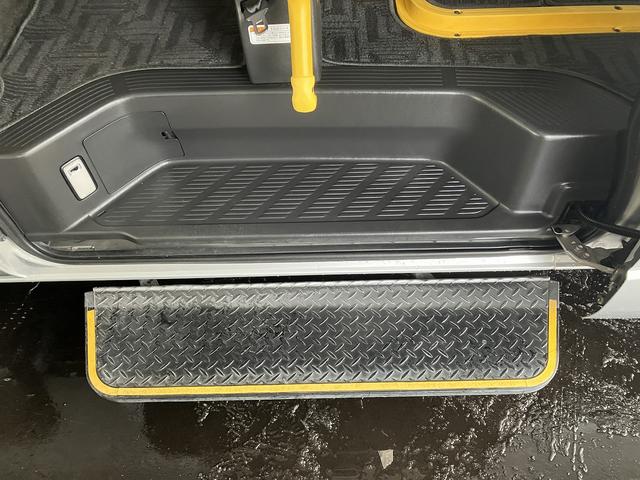 ハイエースバン 4WD トヨタセーフティセンス 車いす固定装置 リヤリフト オートステップ 手摺り パワースライドドア バックカメラ 純正ナビ ワンセグTV ドライブレコーダー ETC AC100Vコンセント(14枚目)