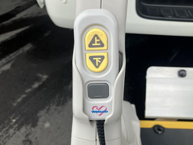 ハイエースバン ウェルキャブBタイプ 4WD ディーゼルターボ トヨタセーフティセンス 車いす用固定装置2基 リヤアームリフト オートステップ 手摺り パワースライドドア バックカメラ 純正ナビ ワンセグTV 純正ドライブレコーダー(10枚目)