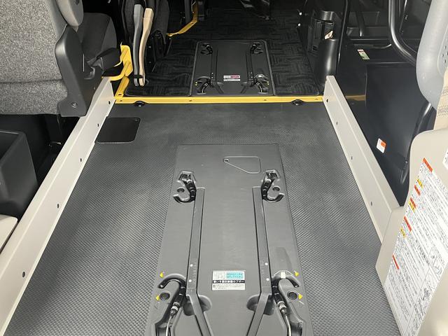 ハイエースバン ウェルキャブBタイプ 4WD ディーゼルターボ トヨタセーフティセンス 車いす用固定装置2基 リヤアームリフト オートステップ 手摺り パワースライドドア バックカメラ 純正ナビ ワンセグTV 純正ドライブレコーダー(12枚目)