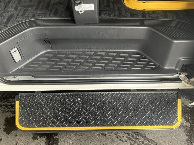 ハイエースバン ウェルキャブBタイプ 4WD ディーゼルターボ トヨタセーフティセンス 車いす用固定装置2基 リヤアームリフト オートステップ 手摺り パワースライドドア バックカメラ 純正ナビ ワンセグTV 純正ドライブレコーダー(14枚目)