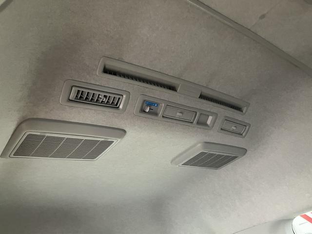 ハイエースバン ウェルキャブBタイプ 4WD ディーゼルターボ トヨタセーフティセンス 車いす用固定装置2基 リヤアームリフト オートステップ 手摺り パワースライドドア バックカメラ 純正ナビ ワンセグTV 純正ドライブレコーダー(18枚目)