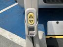 ウェルキャブＢタイプ　４ＷＤ　ディーゼルターボ　車いす用固定装置２基　リモコン付き電動スイングアームリフト　オートステップ　手摺り　バックカメラ　Ｗエアコン　キーレス（10枚目）