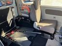後部席シートと車いすの方との距離が近いので介護される方も安心です。