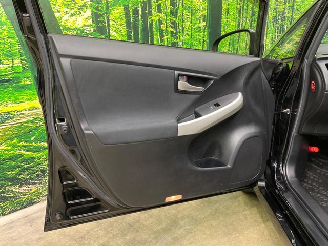 プリウス Ｓ　後期　純正ナビ　バックカメラ　禁煙車　スマートキー　ＨＩＤヘッド　ビルトインＥＴＣ　純正１５インチアルミ　オートライト　オートエアコン　ＣＤ　地デジ　ステアリングスイッチ　トラクションコントロール（40枚目）