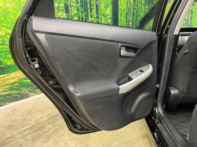 プリウス Ｓ　後期　純正ナビ　バックカメラ　禁煙車　スマートキー　ＨＩＤヘッド　ビルトインＥＴＣ　純正１５インチアルミ　オートライト　オートエアコン　ＣＤ　地デジ　ステアリングスイッチ　トラクションコントロール（42枚目）