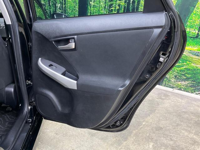 プリウス Ｓ　後期　純正ナビ　バックカメラ　禁煙車　スマートキー　ＨＩＤヘッド　ビルトインＥＴＣ　純正１５インチアルミ　オートライト　オートエアコン　ＣＤ　地デジ　ステアリングスイッチ　トラクションコントロール（43枚目）