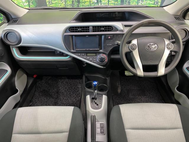 アクア S SDナビ 禁煙車 スマートキー ETC オートライト オートエアコン CD DVD再生 フルセグ ステアリングスイッチ シートリフター プライバシーガラス ドアバイザー ヘッドライトレベライザー(2枚目)